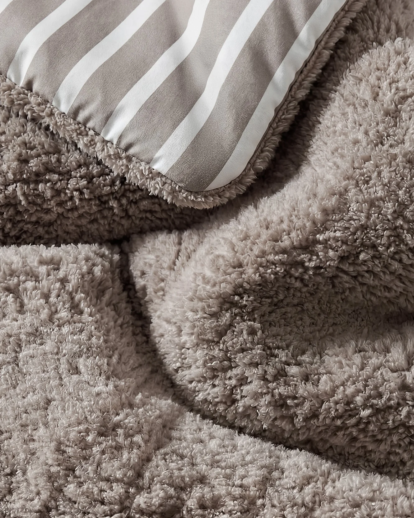 Sabbia Snug Striped Comforter Bundle - Image 5